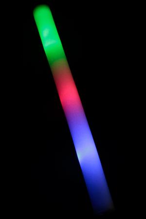 BÂTON LUMINEUX A LED (Torche mousse multicolore) Pack 48 pièces - 46 cm