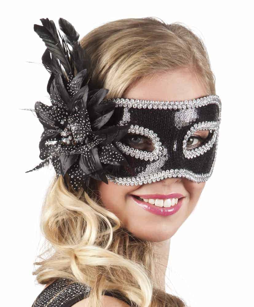 Loup noir avec plume noire